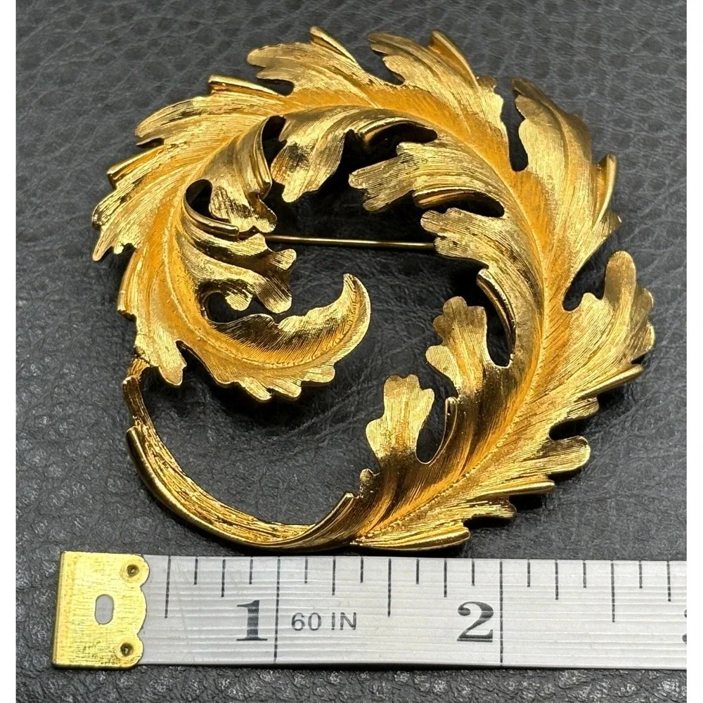 Vintage HUGE Monet Swirl Feather Leaf Wreath 80s Brooch Textured Pin Gold Tone